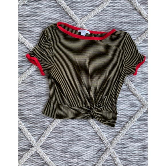 Gaze Knot Front Crop Top - Picture 2 of 3